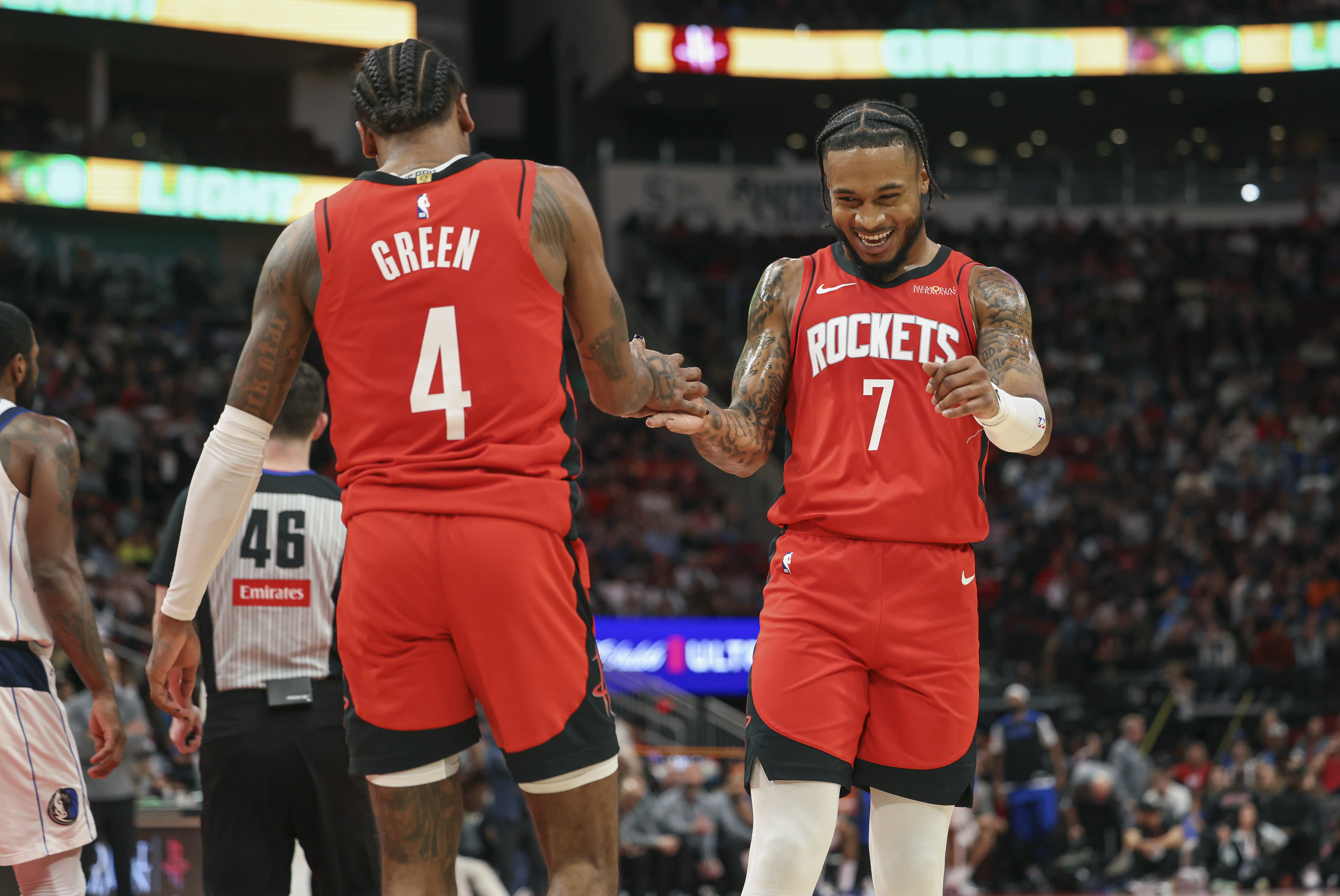 爱游戏官方网站-火箭客场逆转太阳,全队发挥出色了吗