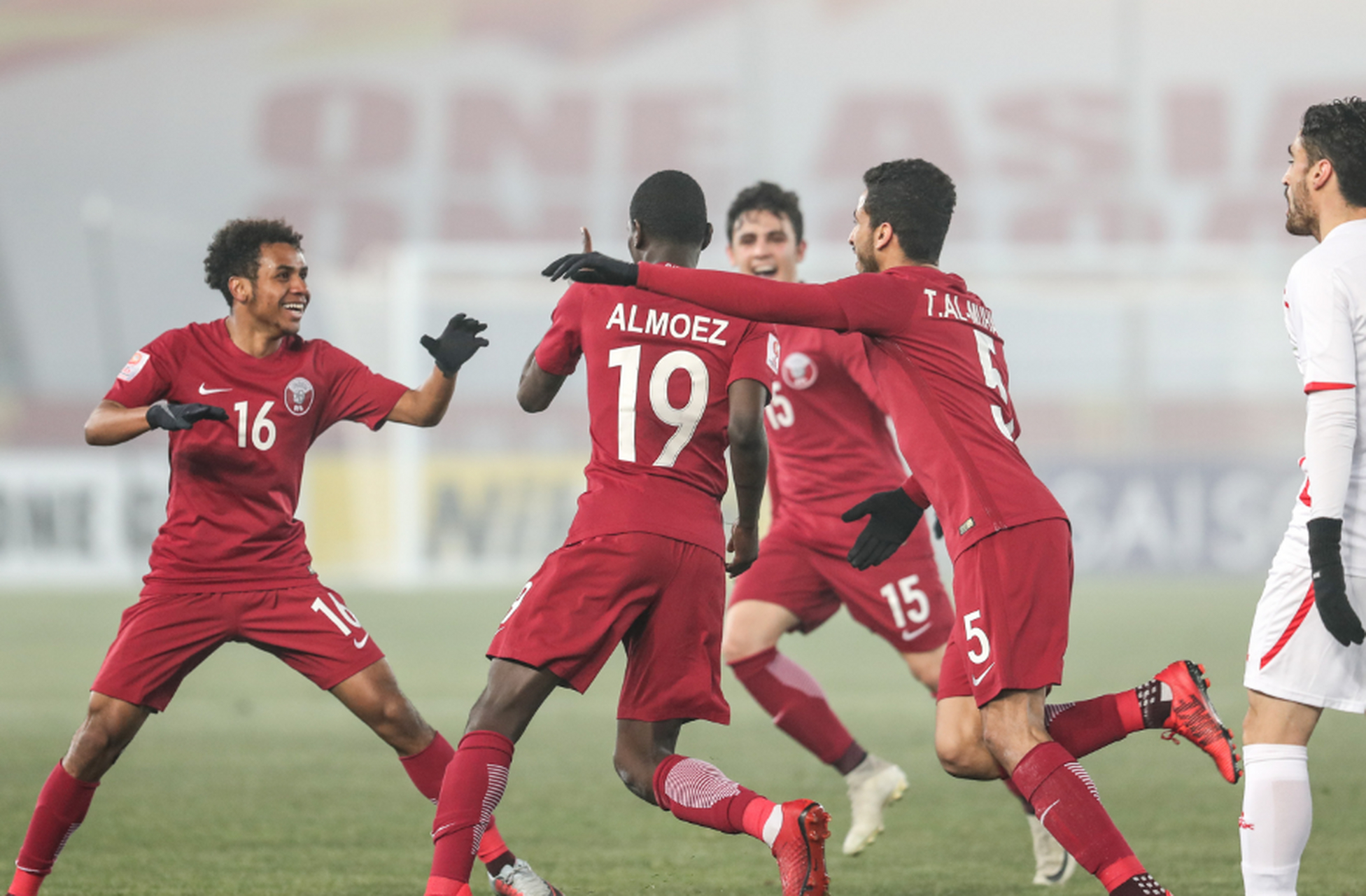 爱游戏-东亚足球队踢中乙时的主力名单