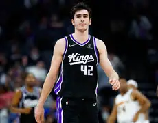 爱游戏官方网站-勇士力克灰熊 库里46分锁定得分王